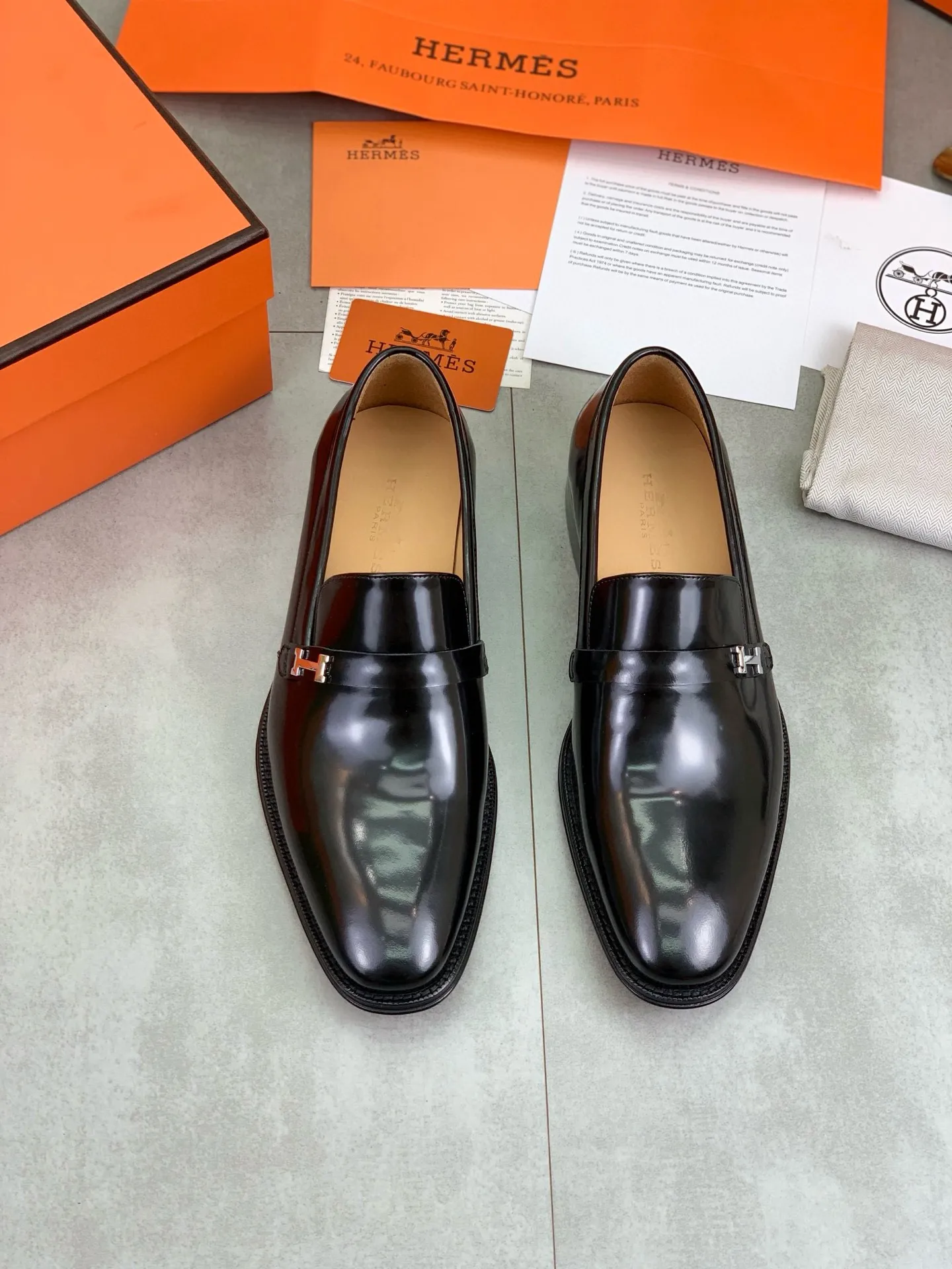 Factory price P960 💰Top version 💎💎💎 Original leather outsole Brand: Hermès (Hermès) Standard code: Men's size 39-44 (38, 45 can be customized) Grade: Same as the official website Original quality materials: Original soft calfskin Water-dyed cowhide lining Original Italian leather outsole Style categories: Men's fashion Formal casual leather shoes Slip-on men's shoes series Young fashion European and American trends, British style, colors: multiple options, counter packaging